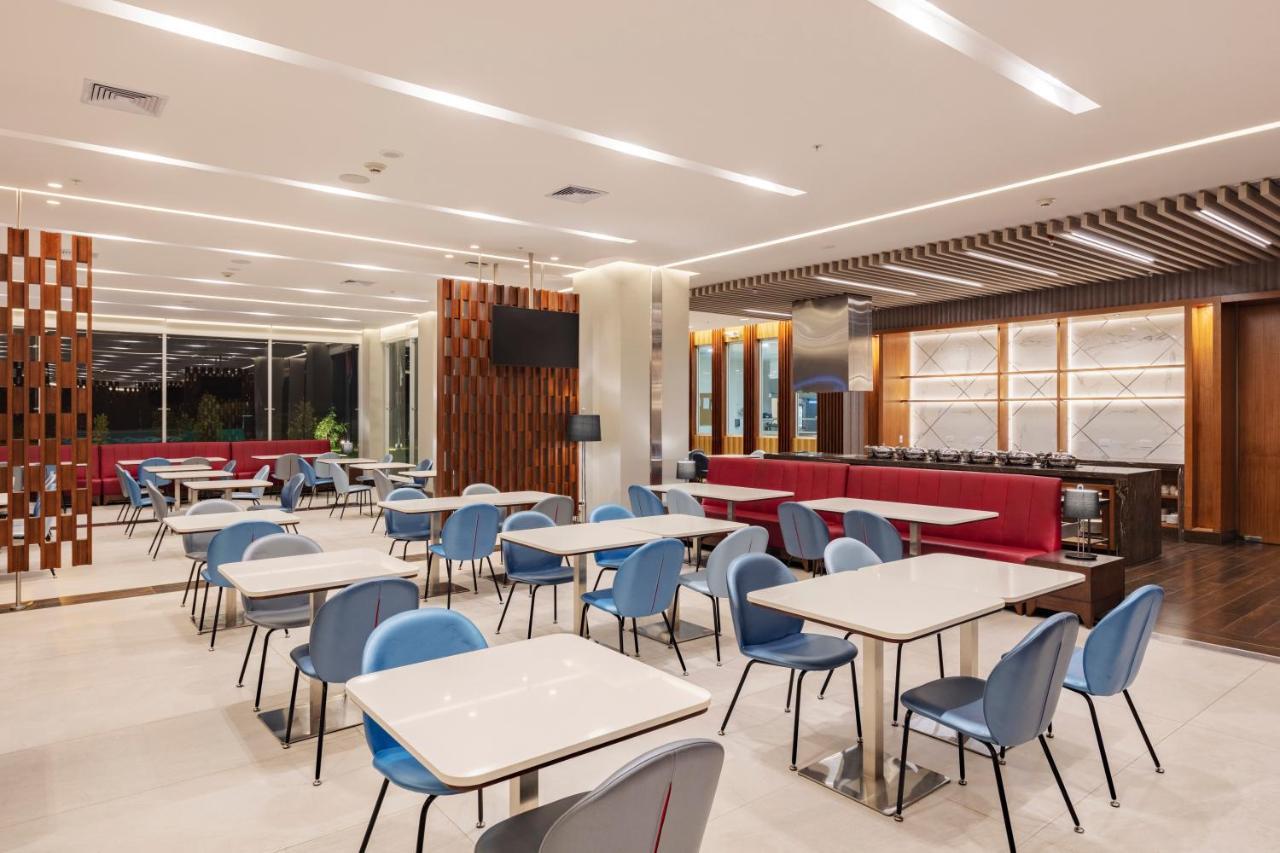 Holiday Inn - Quito Airport By Ihg Tababela Exterior photo The interior of the lounge